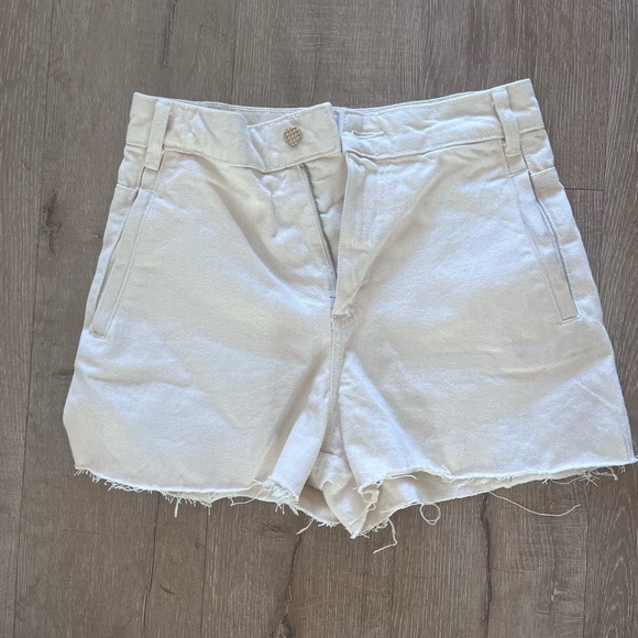 Z1975 GOLD BUTTON DENIM SHORTS Ecru in size 28/size 6 - Picture 4 of 5